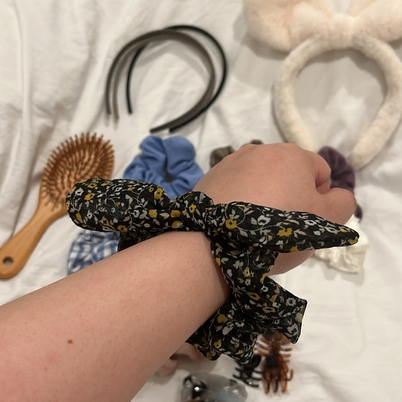 Assorted hair ties, scrunchies, headbands, wooden comb, hair clip claws - Picture 7 of 9